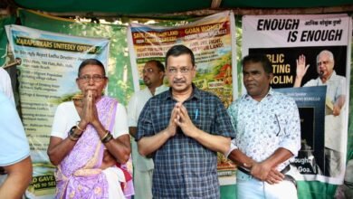 Kejriwal joins Karapur protest, vows repeal of Section 39A