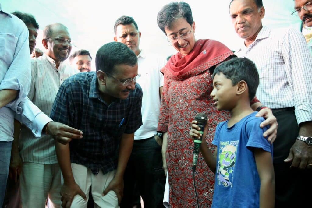 Kejriwal joins Karapur protest, vows repeal of Section 39A