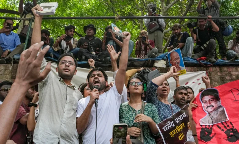 delhi-cockroach-janata-party-protest-dharmendra-pradhan-resignation-demands