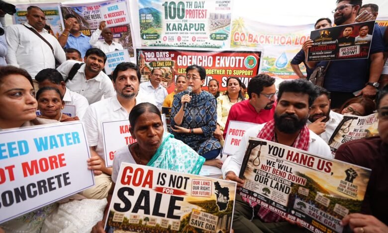 tishi, Goa President Valmiki Naik along with AAP MLAs, Councillors joins Save Karapur protesters at Jantar Mantar