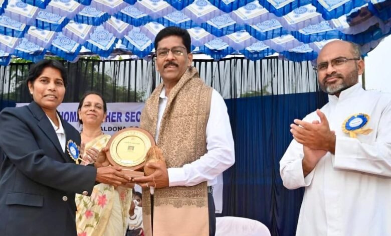 st-thomas-hss-aldona-honours-amarnath-panjikar-for-33-years-of-teaching-service